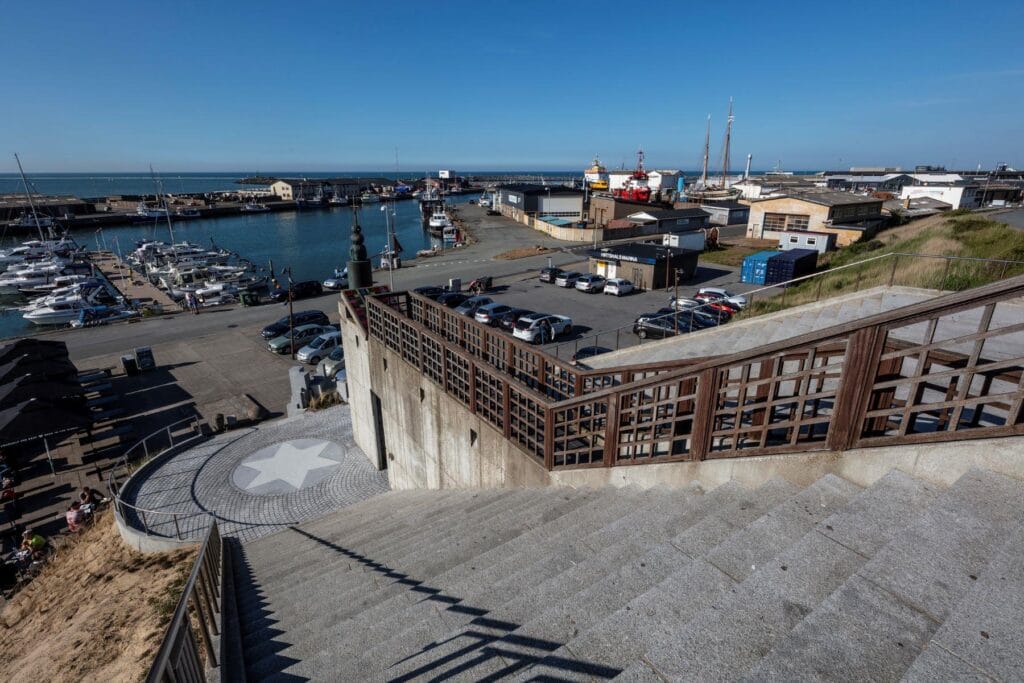 Udsigt over marina og havn i solskin