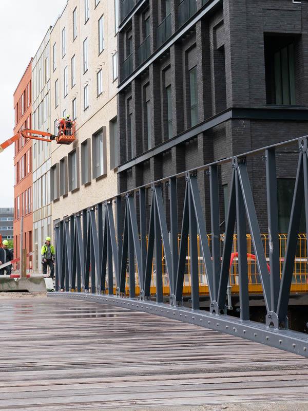 Bygningsarbejdere arbejder ved moderne boligbyggeri