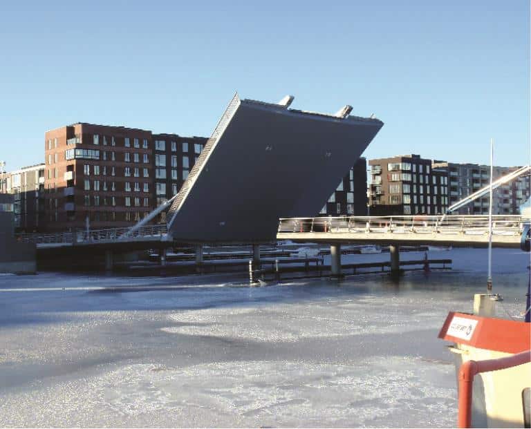 Åben klapbro over frossen kanal i byen