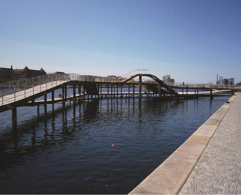 Træbro over vandet i København under klar himmel