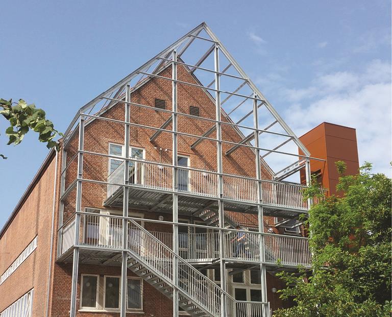 Murstensbygning med udvendig metaltrappe og stålskelet
