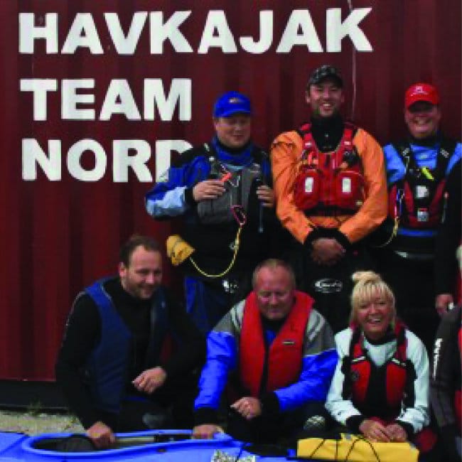 Kajakhold foran container med teksten Havkajak Team Nord
