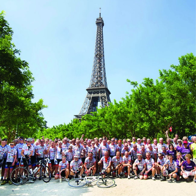 Cykelhold foran Eiffeltårnet i Paris
