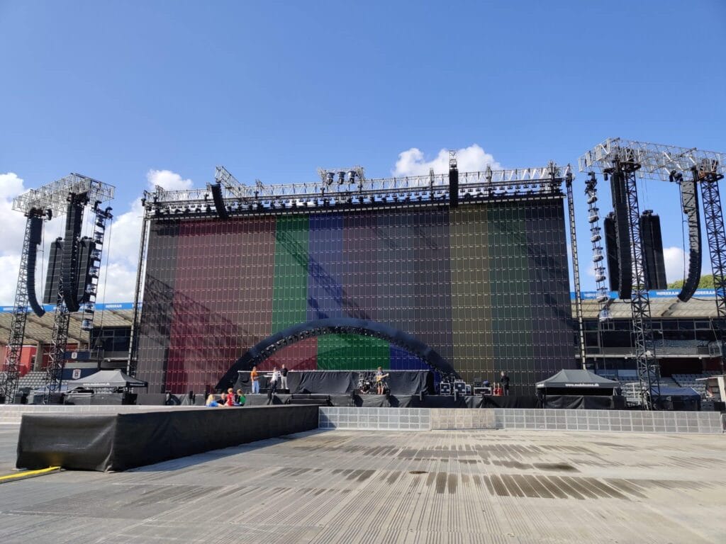 Stor koncertscene under opbygning på stadion