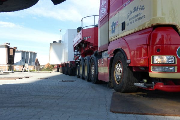 Rød lastbil parkeret på industrigrund
