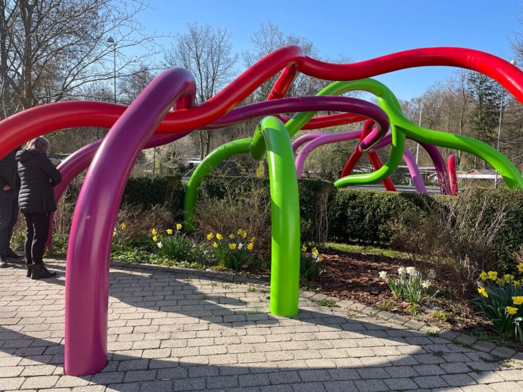 Farverig kunstinstallation i park